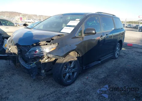 2018 Toyota Sienna Se 8 Passenger z USA, uszkodzony, nr VIN 5TDXZ3DC1JS940252